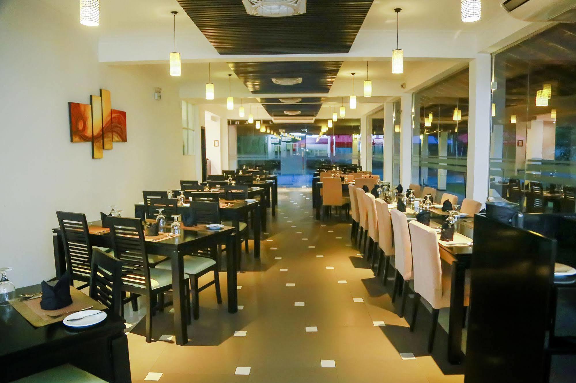 The Covanro Airport Hotel - Katunayake Gampaha Exteriör bild
